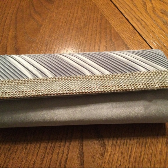 Silver clutch - Picture 1 of 3
